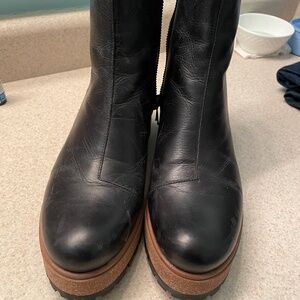 Taos size 8.5 boots
